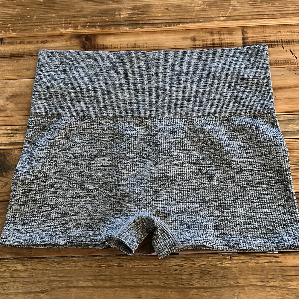 Colsie ribbed short. Size L. Gray